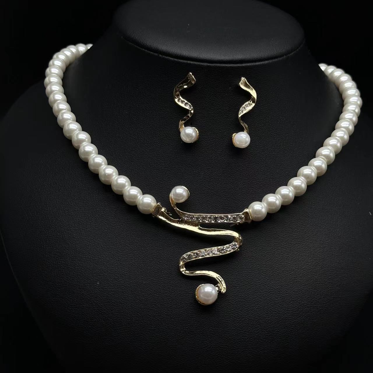 Fashion Personality Deep V Clavicle Pearl Pendant Suit